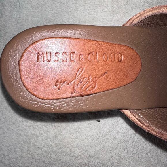 NWOT (Display Pair) Women’s 8 Musse & Cloud By Fiery Leather Wooden Retro Clogs - Picture 2 of 9